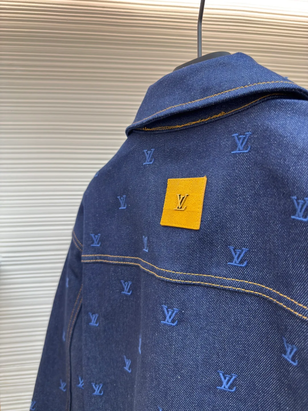 LOUIS VUITTON embroidered logo denim jacket ●Authentic product: purchased and developed by 26506 ●Item number: 1680016-B85 ●Fabric: denim fabric ●Technology: embroidery production ●Version: fitted version ●Weight: about 1290 grams ●Size: 46-48-50-52 ●Description: The fabric is made of 430g denim fabric, which feels breathable and comfortable after washing. Every detail is customized by YB, with matching patterns, custom hardware buttons, and leather tags that are highly restored, comparable to the original ones. It can be matched with the same style to create a fashionable look, and can be used in various occasions. Customized accessories, complete with three standards, same style for men and women!